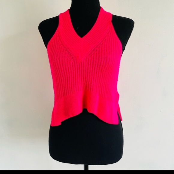 fashion nova pink halter knit top. Has some stretch. - Picture 4 of 6
